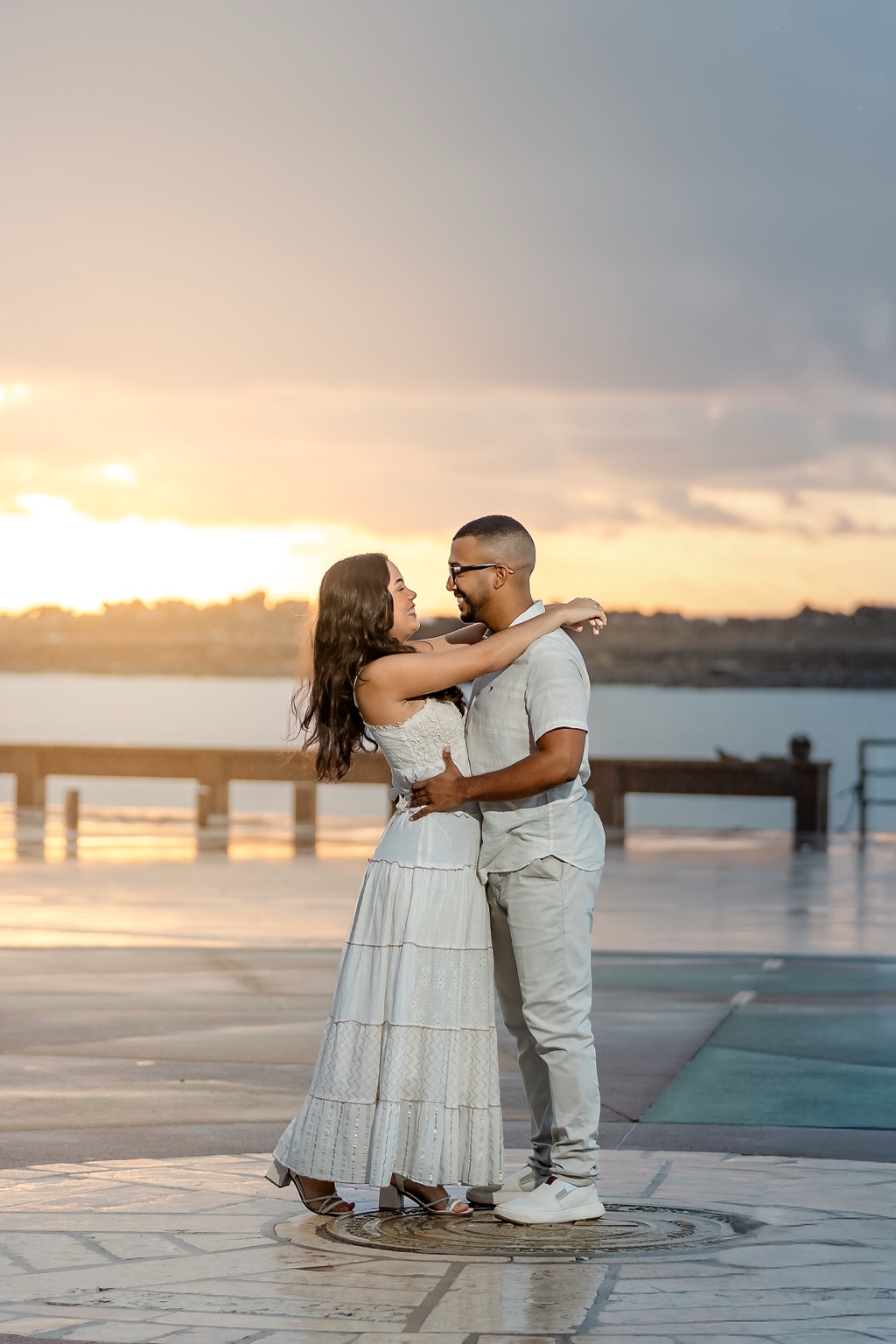 Casal se abraça à beira da água