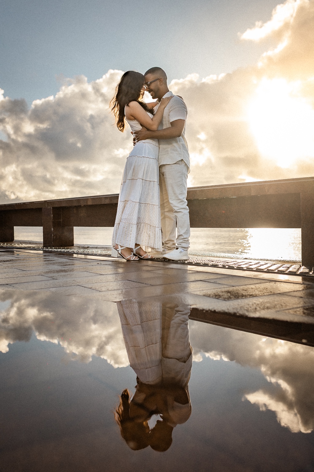 Beijo do casal refletido no chão molhado