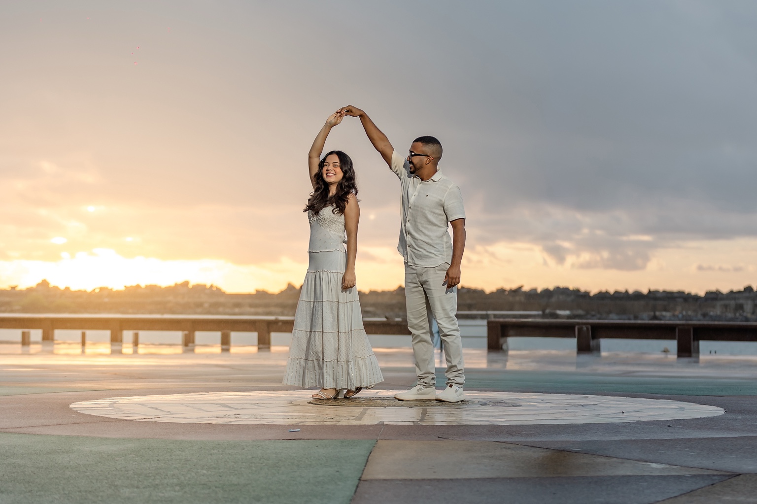 Maysa e Mateus dançando diante do pôr do sol